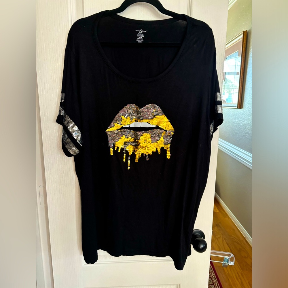 Beautiful bling top by Ashley Stewart. Size‎ 26/28. Lots of sequins on this one.